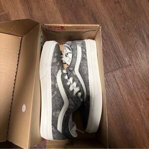 VANS OLD SKOOL LOW UNISEX MEN SIZE 3.5  WOMEN SIZE 5 SHOES KOBRA GREY/WHT NEW